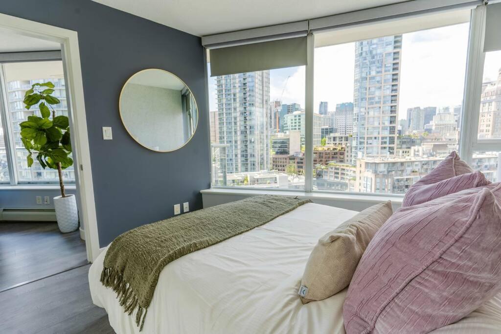 Downtown King Suite-Surround Views-Pool/Gym/Parkng Vancouver Exterior foto